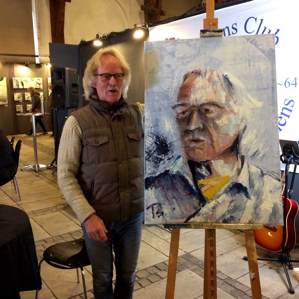 Portrættet af Arly Badstue blev malet LIVE i Ridehuset ifm. AlletidersKUNST 2018. Kunstneren er dansk portrætmaler Peter Simonsen.