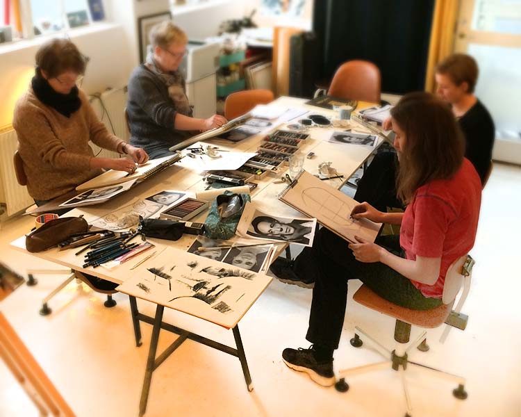 Portrættegning i frihånd - fra skitse til færdigt portræt med udtryk og personlig streg. Underviser er portrætkunstner Peter Simonsen