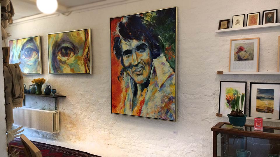 The Elvis portrait: The painting titled 'The King' is exhibited at PS Art Gallery in Aarhus, Denmark. Painted by Danish portrait artist Peter Simonsen