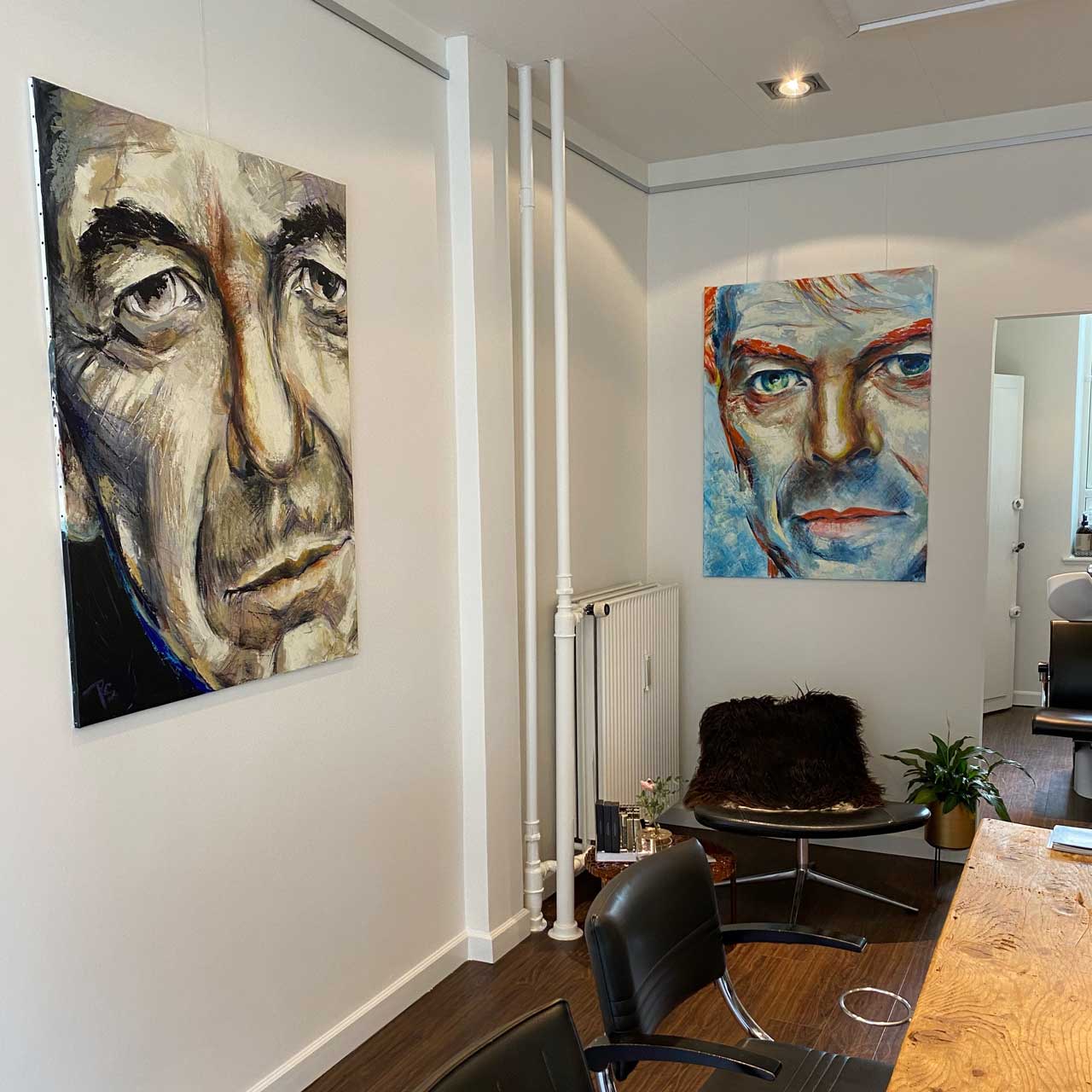 Portrætmalerier af Leonard Cohen og David Bowie. Format: 90 x 120 cm. Mixed media malet af portrætmaler Peter Simonsen i 2020
